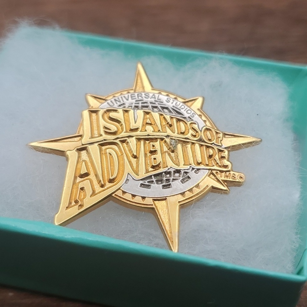Universal studios Island of‎ adventure pin B326